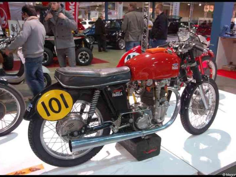 Motorshow 2010 в Люксембурге: красный Parilla с номером 101 на подиуме