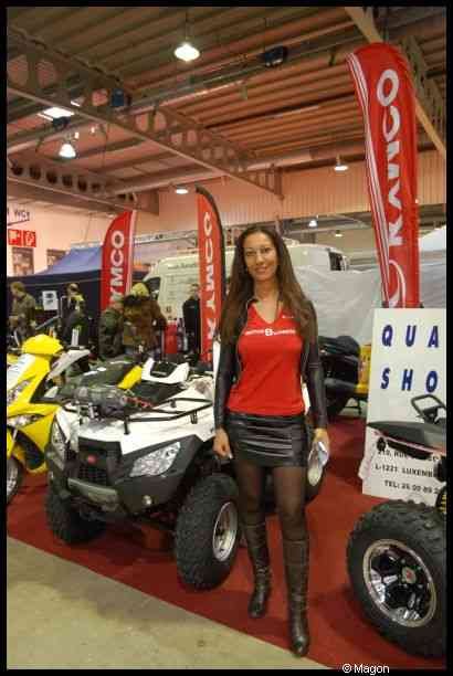 Motorshow 2010 в Люксембурге: белый квадроцикл, красная юбка и флаги Kamco