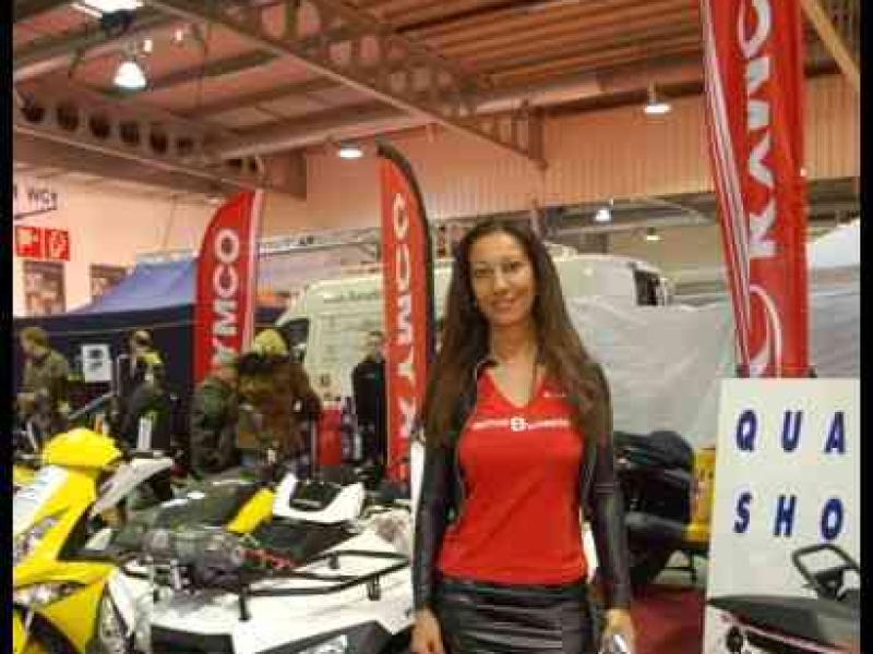 Motorshow 2010 в Люксембурге: белый квадроцикл, красная юбка и флаги Kamco