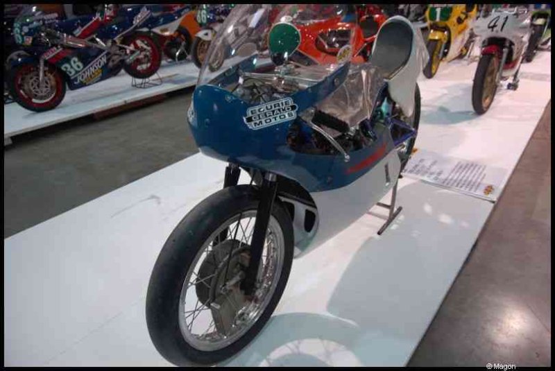 Motorshow 2010 в Люксембурге: синяя гоночная «Экурь» на подставке