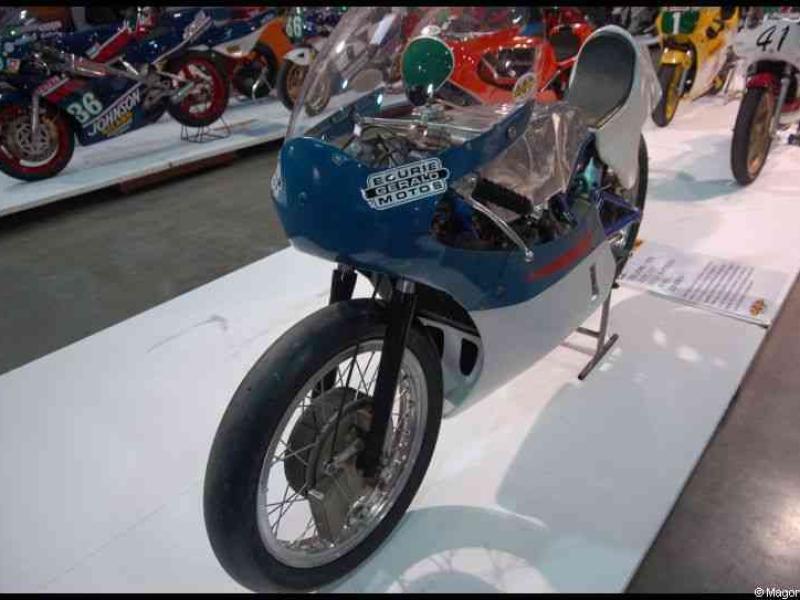 Motorshow 2010 в Люксембурге: синяя гоночная «Экурь» на подставке