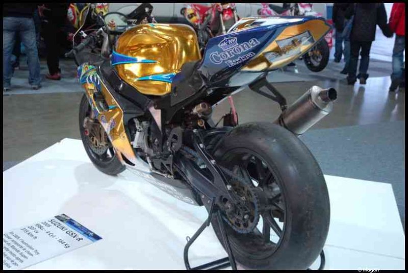 Motorshow 2010 в Люксембурге: Suzuki GSA-R с золотистым баком и логотипом Corona Extra