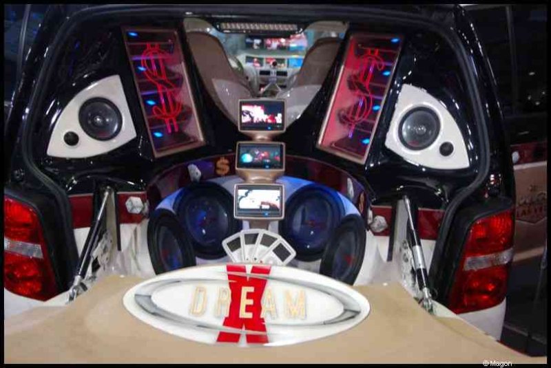 Motorshow 2010 в Люксембурге: задняя часть автомобиля с аудиосистемой и тремя экранами