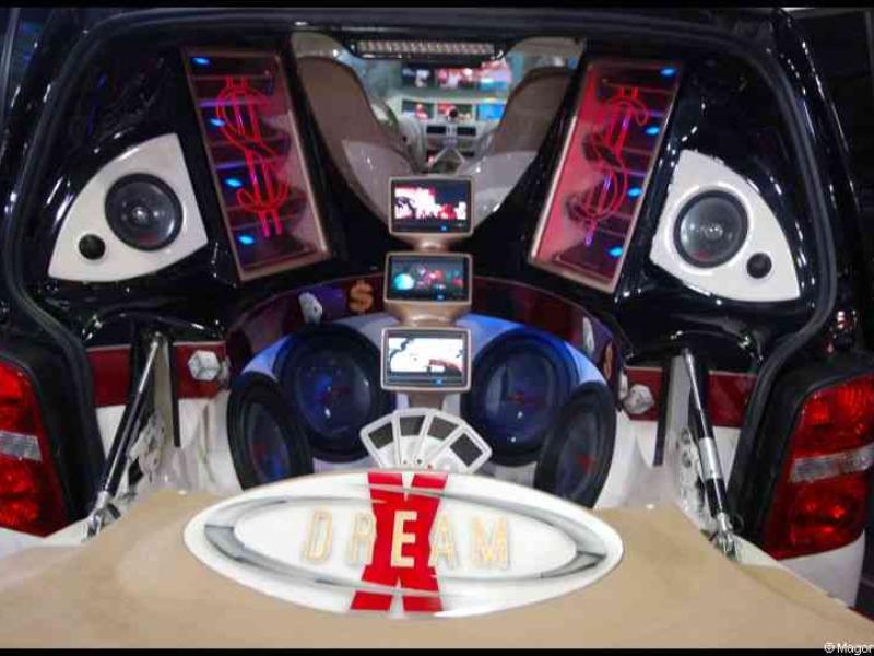 Motorshow 2010 в Люксембурге: задняя часть автомобиля с аудиосистемой и тремя экранами