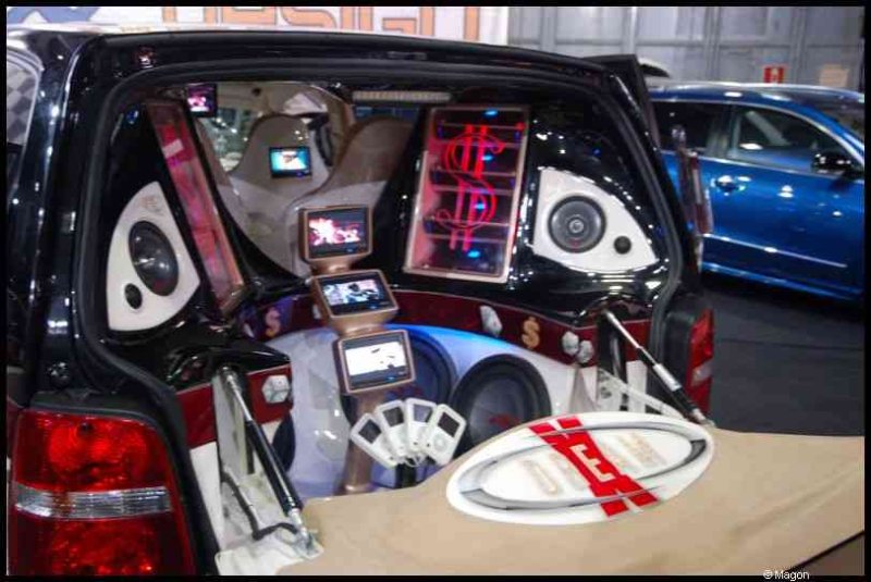 Motorshow 2010 в Люксембурге: черный минивэн с аудиосистемой и экранами