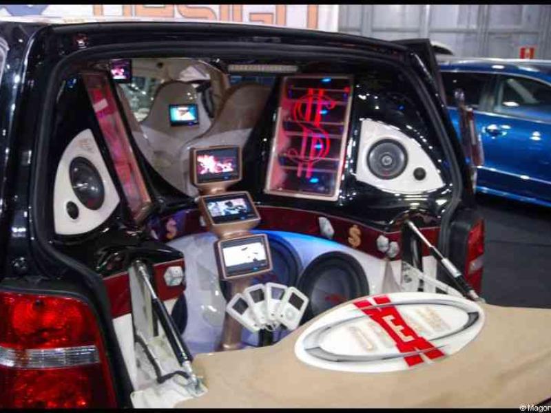 Motorshow 2010 в Люксембурге: черный минивэн с аудиосистемой и экранами