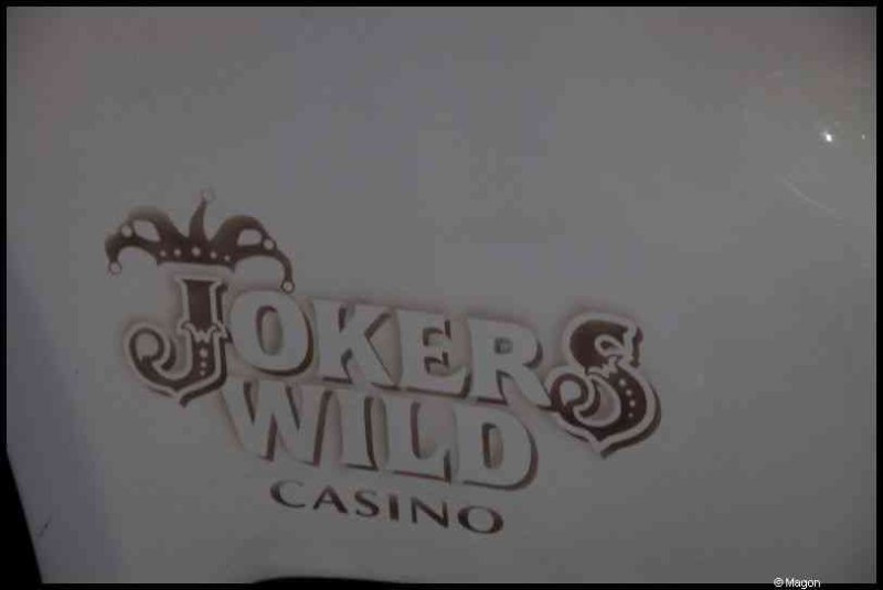 Логотип казино Joker's Wild на белой поверхности
