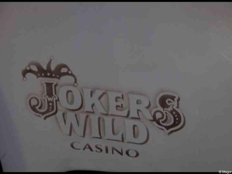 Логотип казино Joker's Wild на белой поверхности