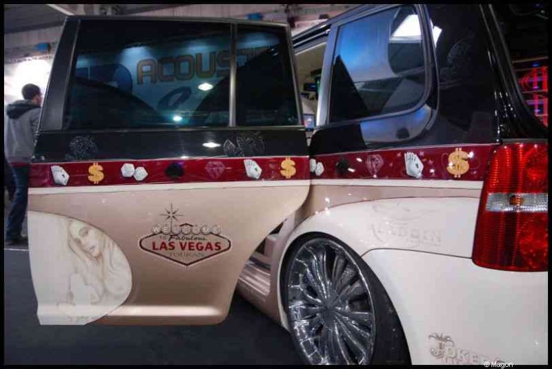 Двухцветный автомобиль с тематической наклейкой Las Vegas и крупными колесами на выставке