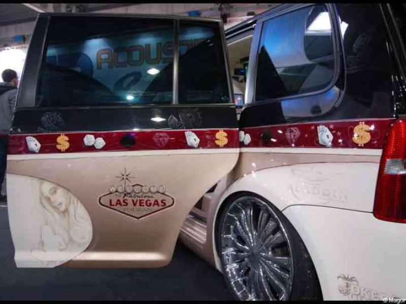 Двухцветный автомобиль с тематической наклейкой Las Vegas и крупными колесами на выставке