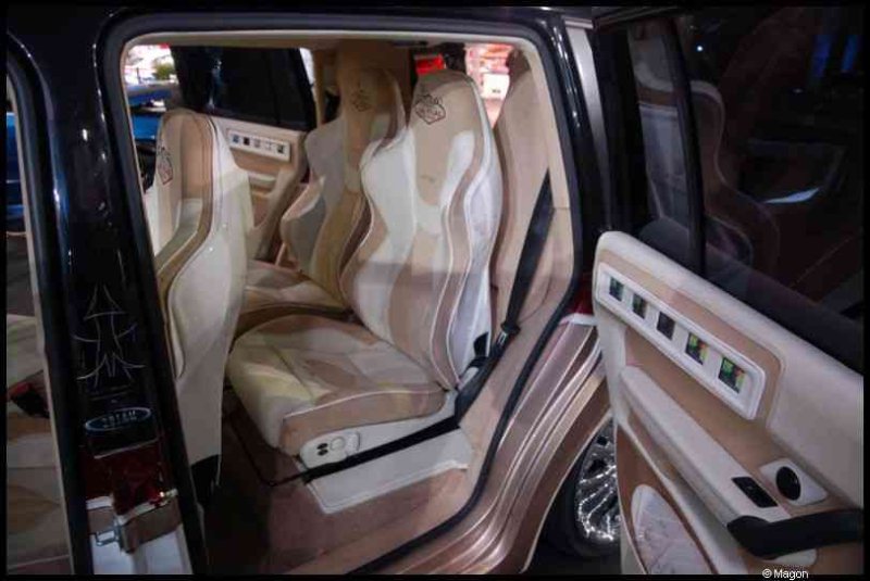 Motorshow 2010, Люксембург: интерьер кастомного внедорожника с бежево-золотистой обивкой
