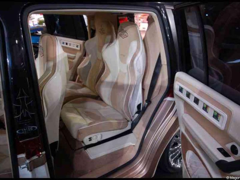 Motorshow 2010, Люксембург: интерьер кастомного внедорожника с бежево-золотистой обивкой