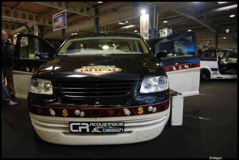 Motorshow 2010 в Люксембурге: чёрно-белый Volkswagen с «Las Vegas» на капоте
