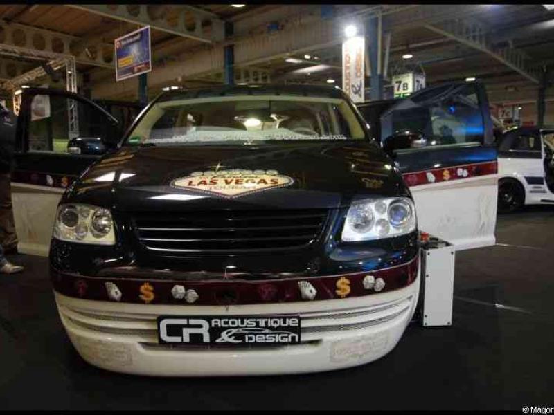 Motorshow 2010 в Люксембурге: чёрно-белый Volkswagen с «Las Vegas» на капоте
