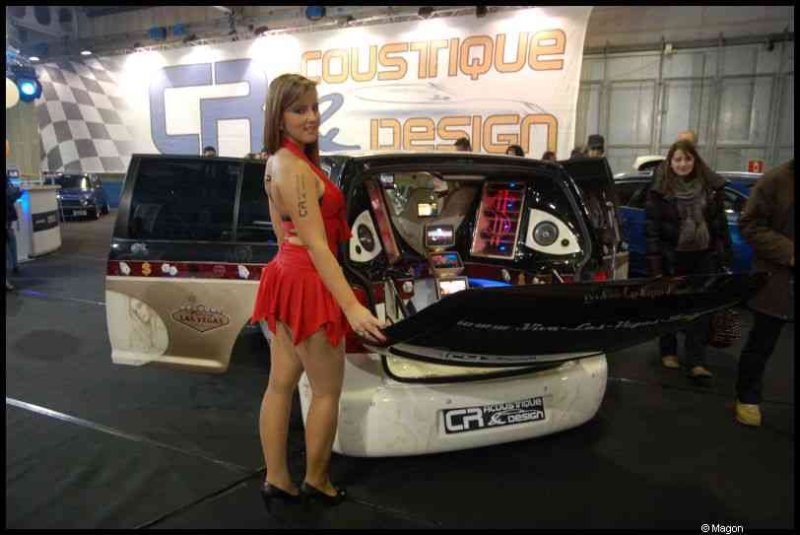 Motorshow 2010 в Люксембурге: кастомный минивэн с «глазами» и красной танцовщицей