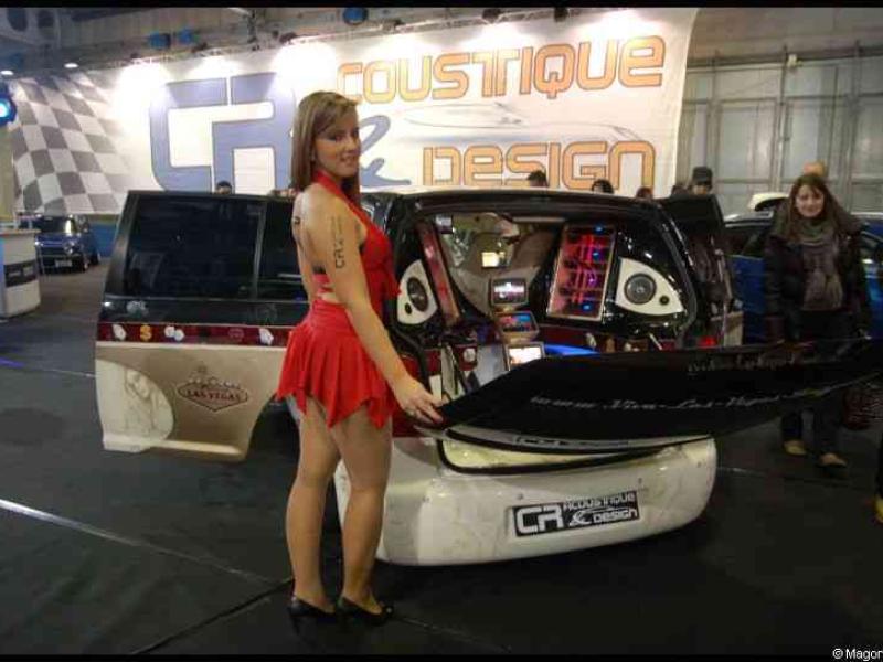 Motorshow 2010 в Люксембурге: кастомный минивэн с «глазами» и красной танцовщицей