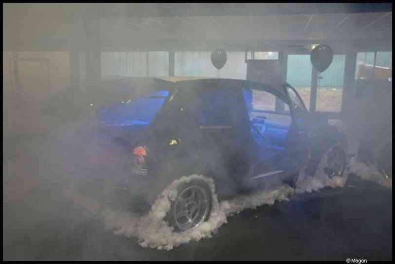 Motorshow 2010 в Люксембурге: чёрный хэтчбек в дыму и снегу