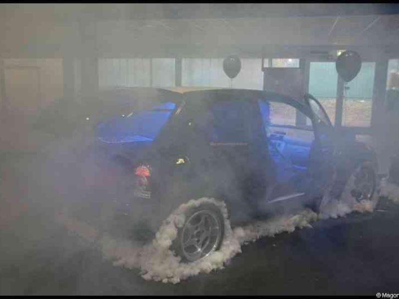 Motorshow 2010 в Люксембурге: чёрный хэтчбек в дыму и снегу