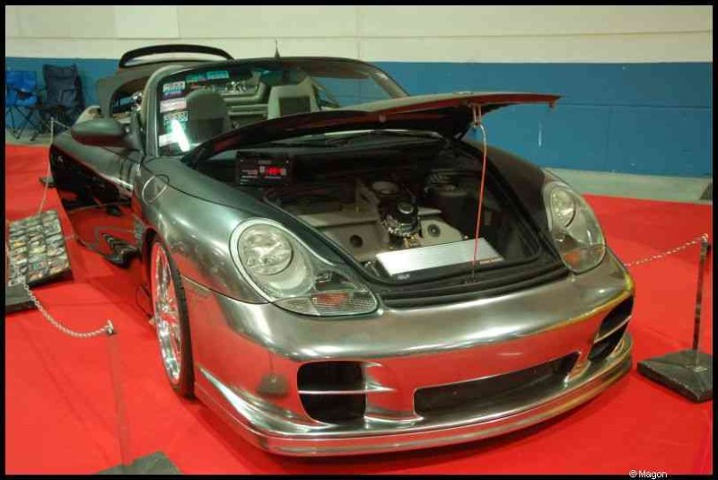 Motorshow 2010 в Люксембурге: хромированный Porsche Boxster с открытым капотом