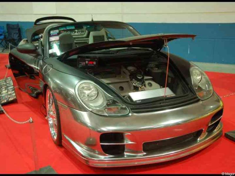 Motorshow 2010 в Люксембурге: хромированный Porsche Boxster с открытым капотом
