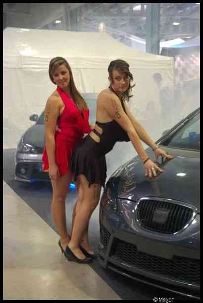 Motorshow 2010 в Люксембурге: две женщины у серебристого Seat