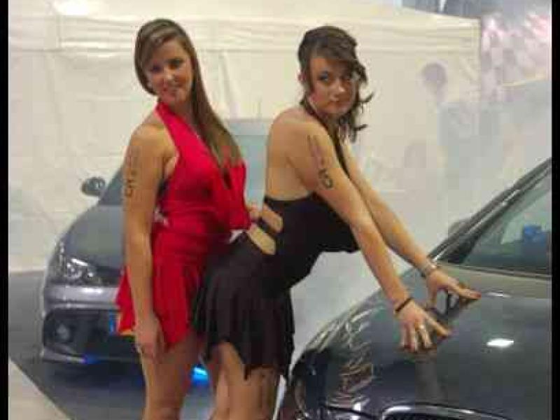 Motorshow 2010 в Люксембурге: две женщины у серебристого Seat