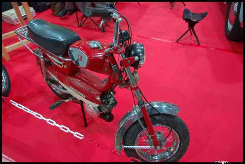 Motorshow 2010 в Люксембурге: красный Peugeot Moped на красном ковре