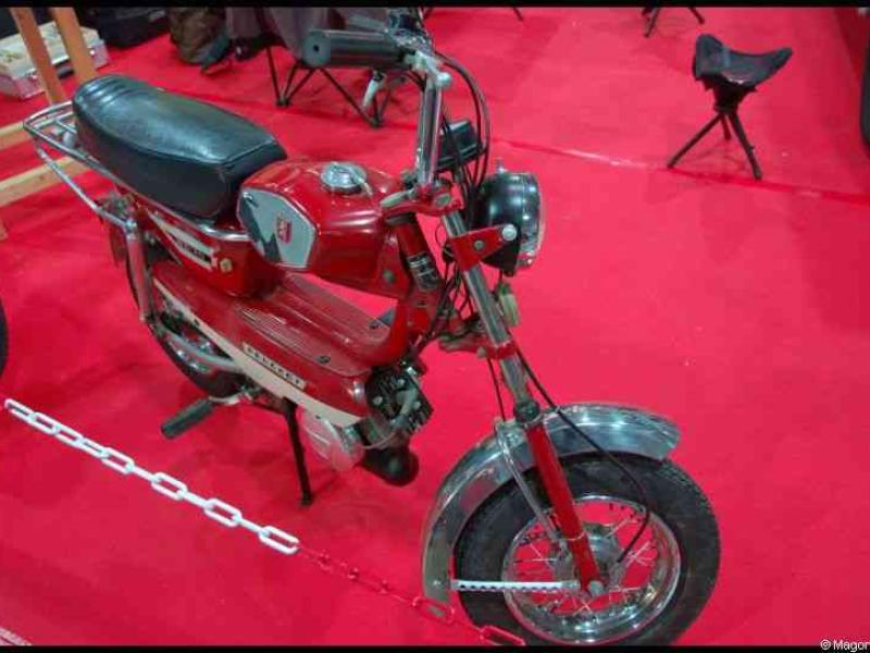 Motorshow 2010 в Люксембурге: красный Peugeot Moped на красном ковре