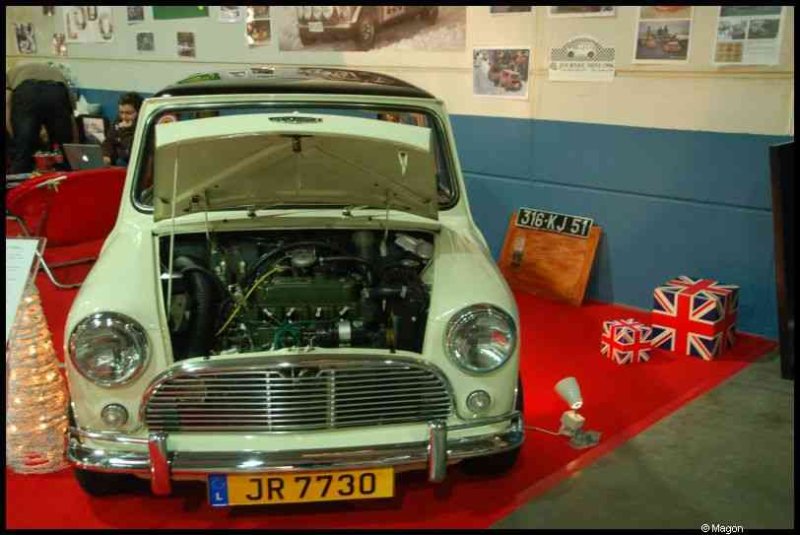 Motorshow 2010 в Люксембурге: белый Mini с открытым капотом и номером JR 7730