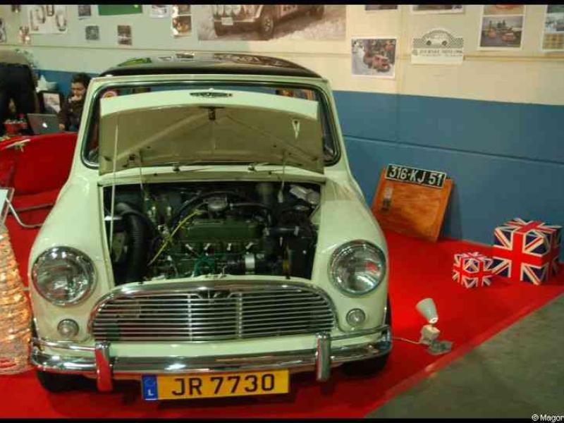 Motorshow 2010 в Люксембурге: белый Mini с открытым капотом и номером JR 7730