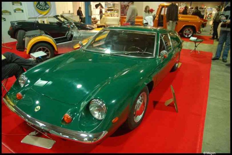 Motorshow 2010 в Люксембурге: зелёный Lotus Europa на красном ковре
