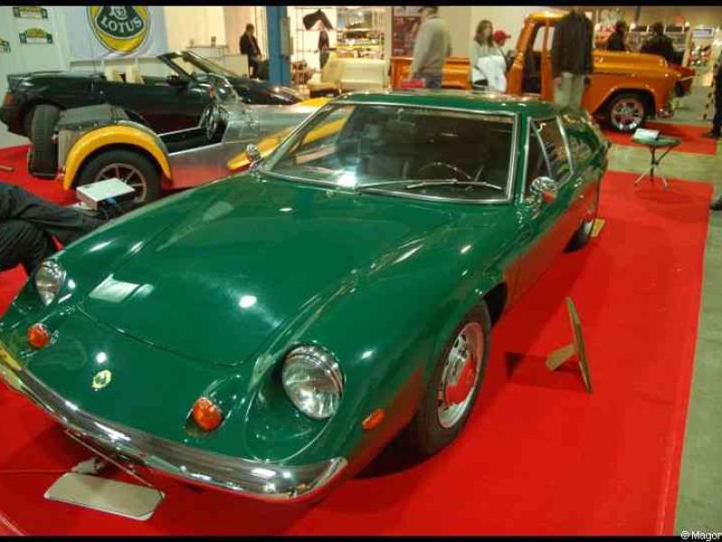 Motorshow 2010 в Люксембурге: зелёный Lotus Europa на красном ковре