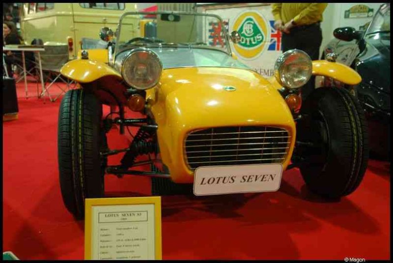 Motorshow 2010 в Люксембурге: жёлтый Lotus Seven на красном ковре
