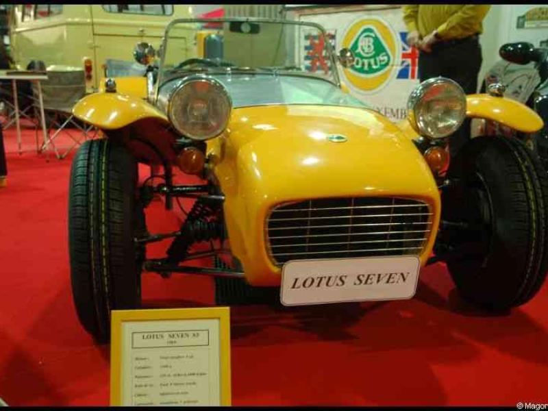 Motorshow 2010 в Люксембурге: жёлтый Lotus Seven на красном ковре