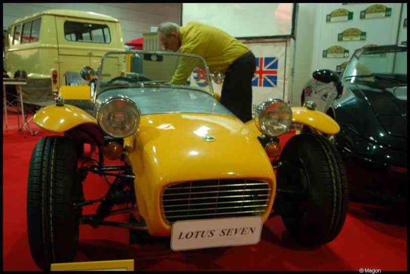Motorshow 2010 в Люксембурге: желтый Lotus Seven на красном ковре