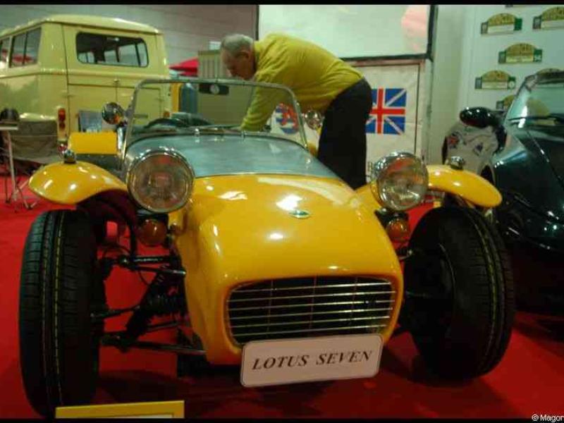Motorshow 2010 в Люксембурге: желтый Lotus Seven на красном ковре