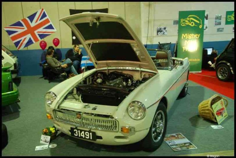 Motorshow 2010 в Люксембурге: белый MG MGB с открытым капотом и британским флагом
