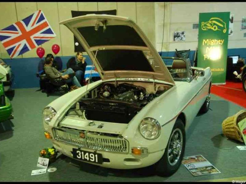 Motorshow 2010 в Люксембурге: белый MG MGB с открытым капотом и британским флагом