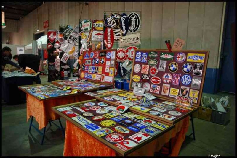 Motorshow 2010 в Люксембурге: стенд с логотипами автопроизводителей и маслами