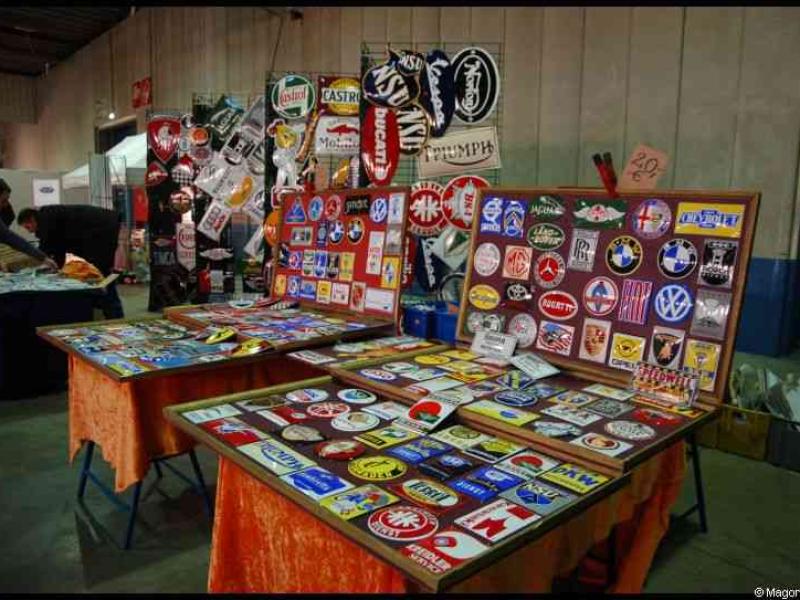 Motorshow 2010 в Люксембурге: стенд с логотипами автопроизводителей и маслами