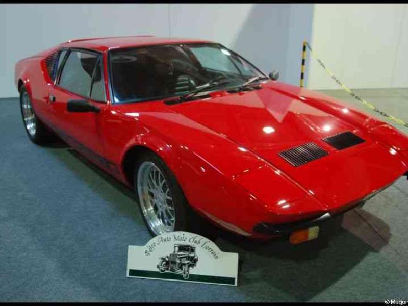 Люксембургский Motorshow 2010: красный De Tomaso Pantera на выставке