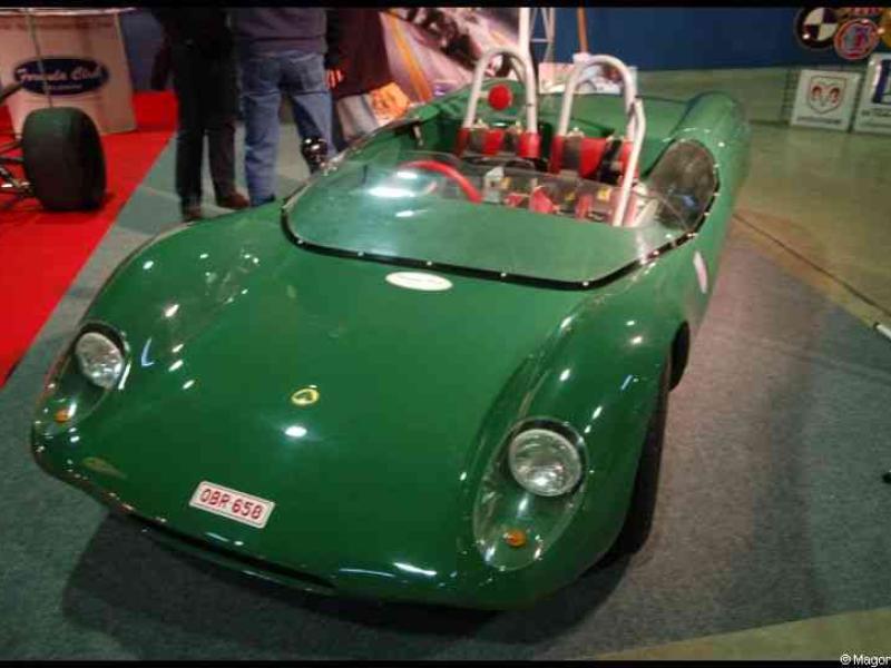 Motorshow 2010 в Люксембурге: зелёный гоночный автомобиль с номером OBF 658