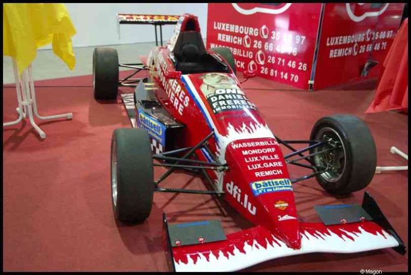 Motorshow 2010 в Люксембурге: красный гоночный болид с логотипами местных компаний
