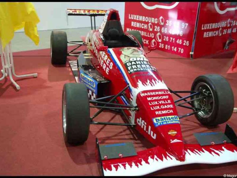 Motorshow 2010 в Люксембурге: красный гоночный болид с логотипами местных компаний