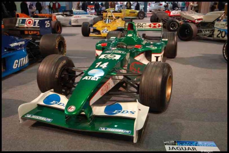 Motorshow 2010 в Люксембурге: зелёный Jaguar F1 с номером 14 на выставке