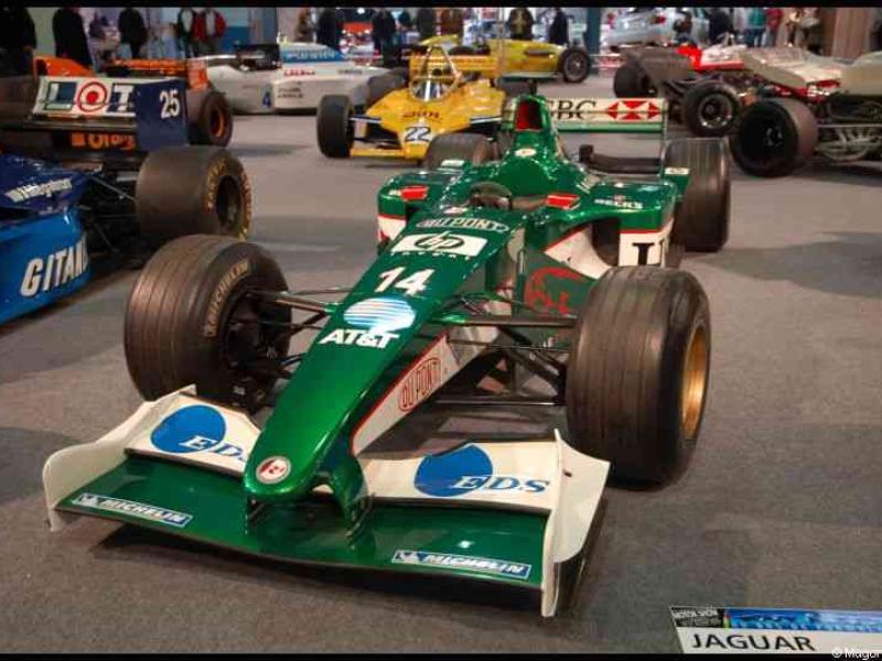 Motorshow 2010 в Люксембурге: зелёный Jaguar F1 с номером 14 на выставке