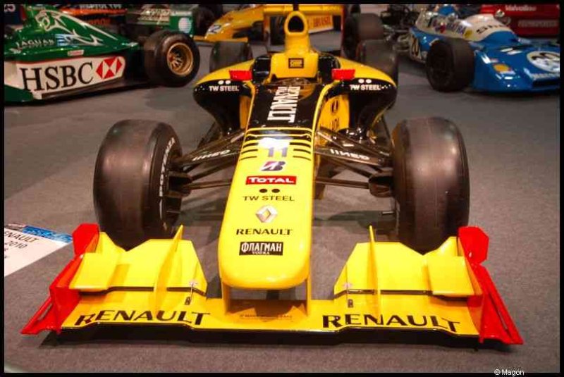 Motorshow 2010 в Люксембурге: желтый Renault F1 с логотипами TW Steel и Total