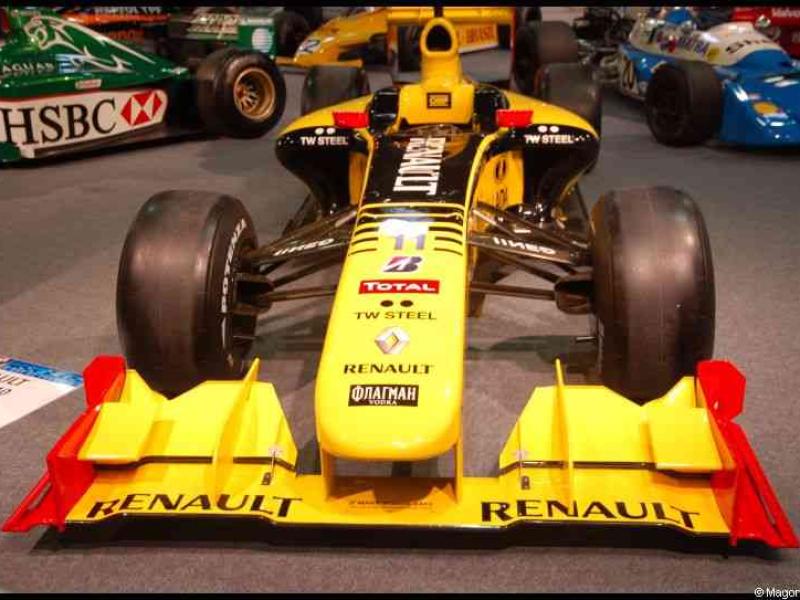 Motorshow 2010 в Люксембурге: желтый Renault F1 с логотипами TW Steel и Total