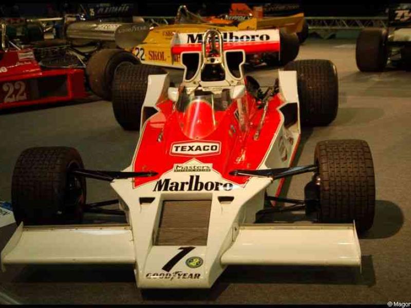 Motorshow 2010 в Люксембурге: красно-белый McLaren с логотипом Texaco и Marlboro