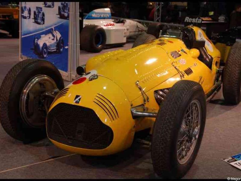 Motorshow 2010, Люксембург: ярко-жёлтый гоночный автомобиль с задними колёсами и решёткой радиатора
